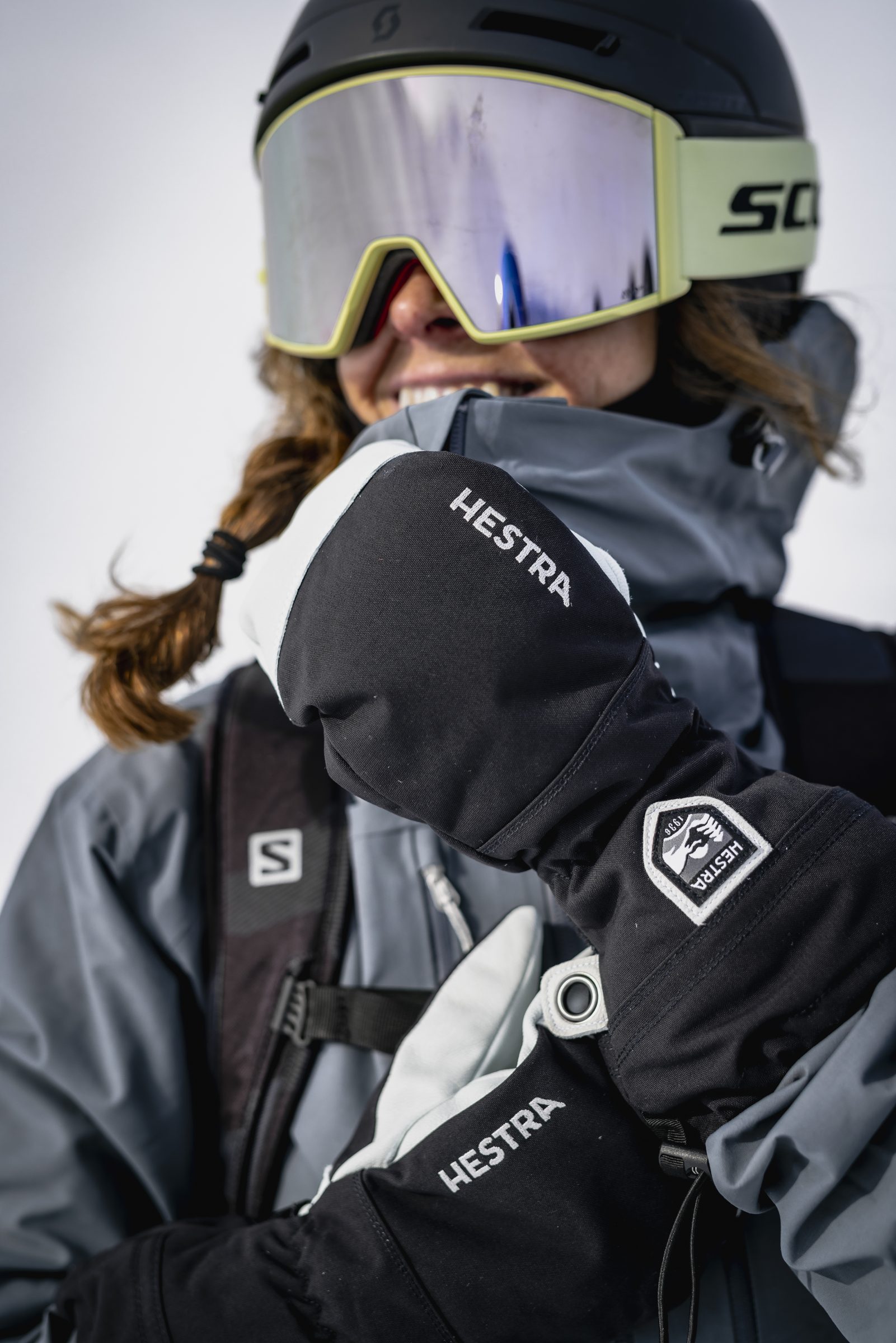 Skiër met zwarte Hestra-want