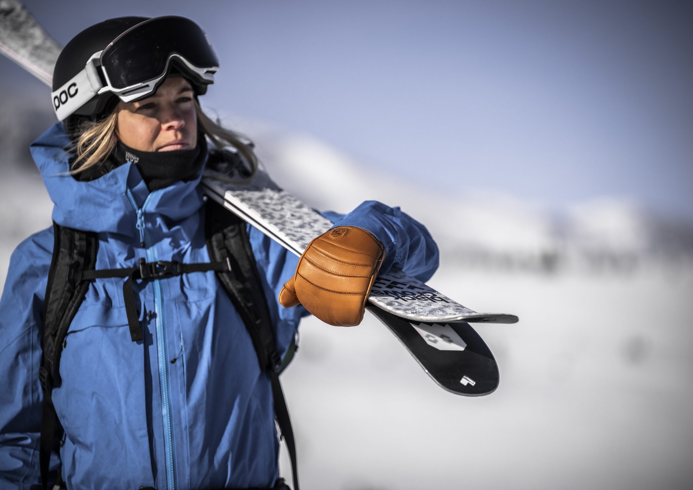 Skiester met ski's en leren Hestra-handschoen
