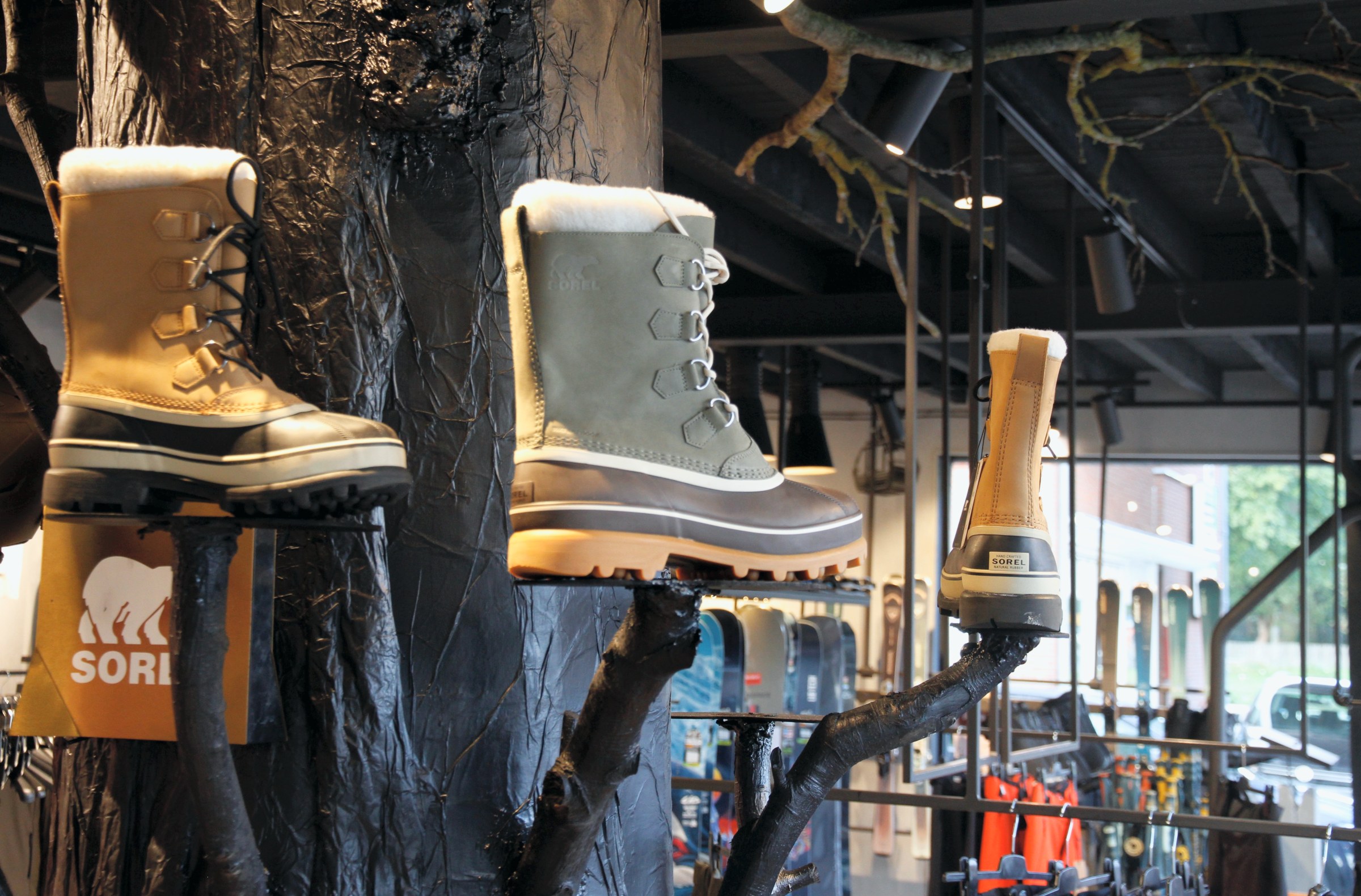 Sorel-winterboots aan een boom in de winkel