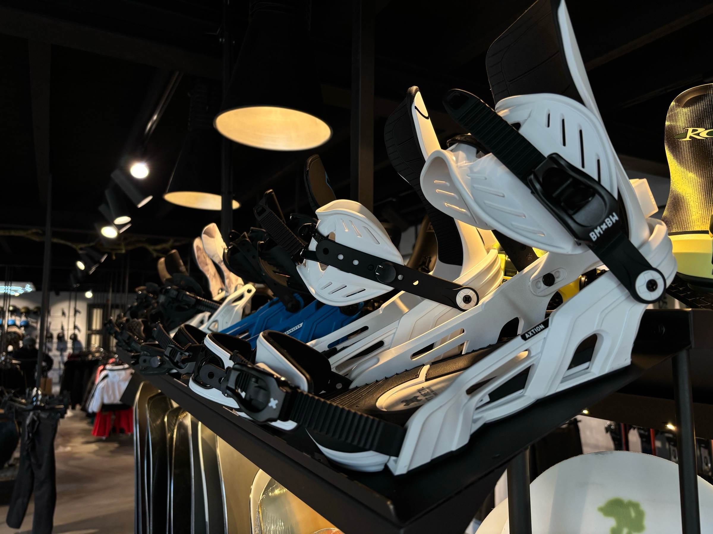 Bent Metal Axtion-snowboardbindingen in het rek bij Boreas Sports