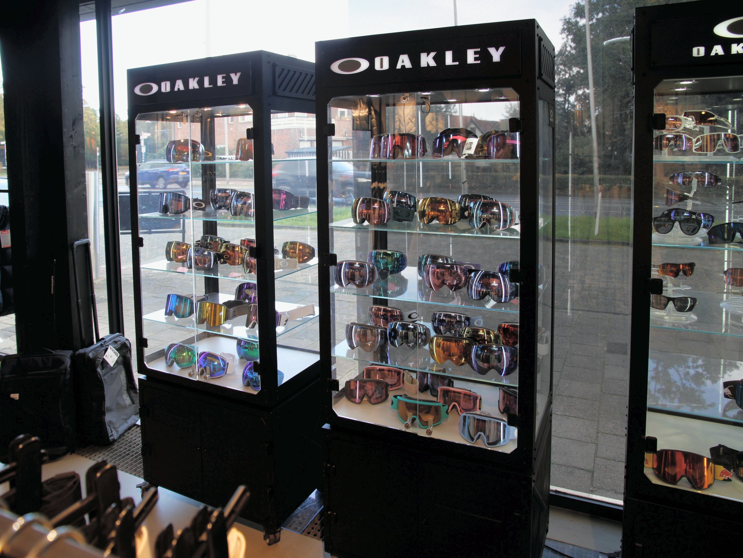 Oakley-vitrines met skibrillen in de winkel
