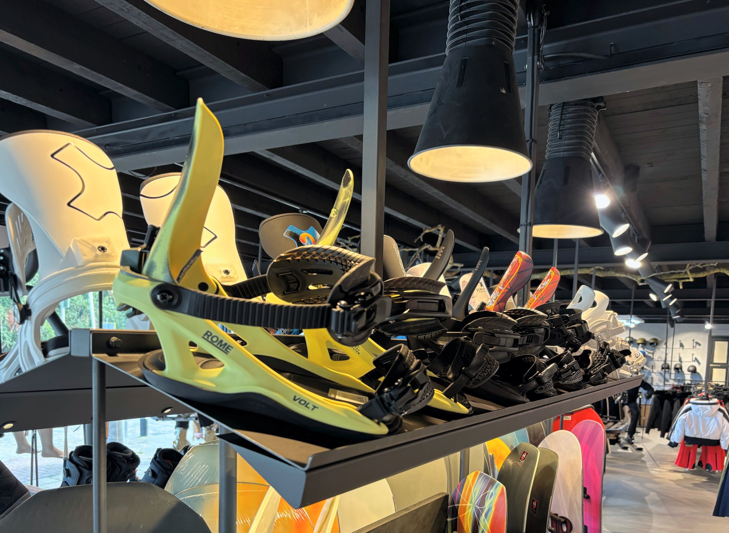 ROME-snowboardbindingen op een plateau in de winkel