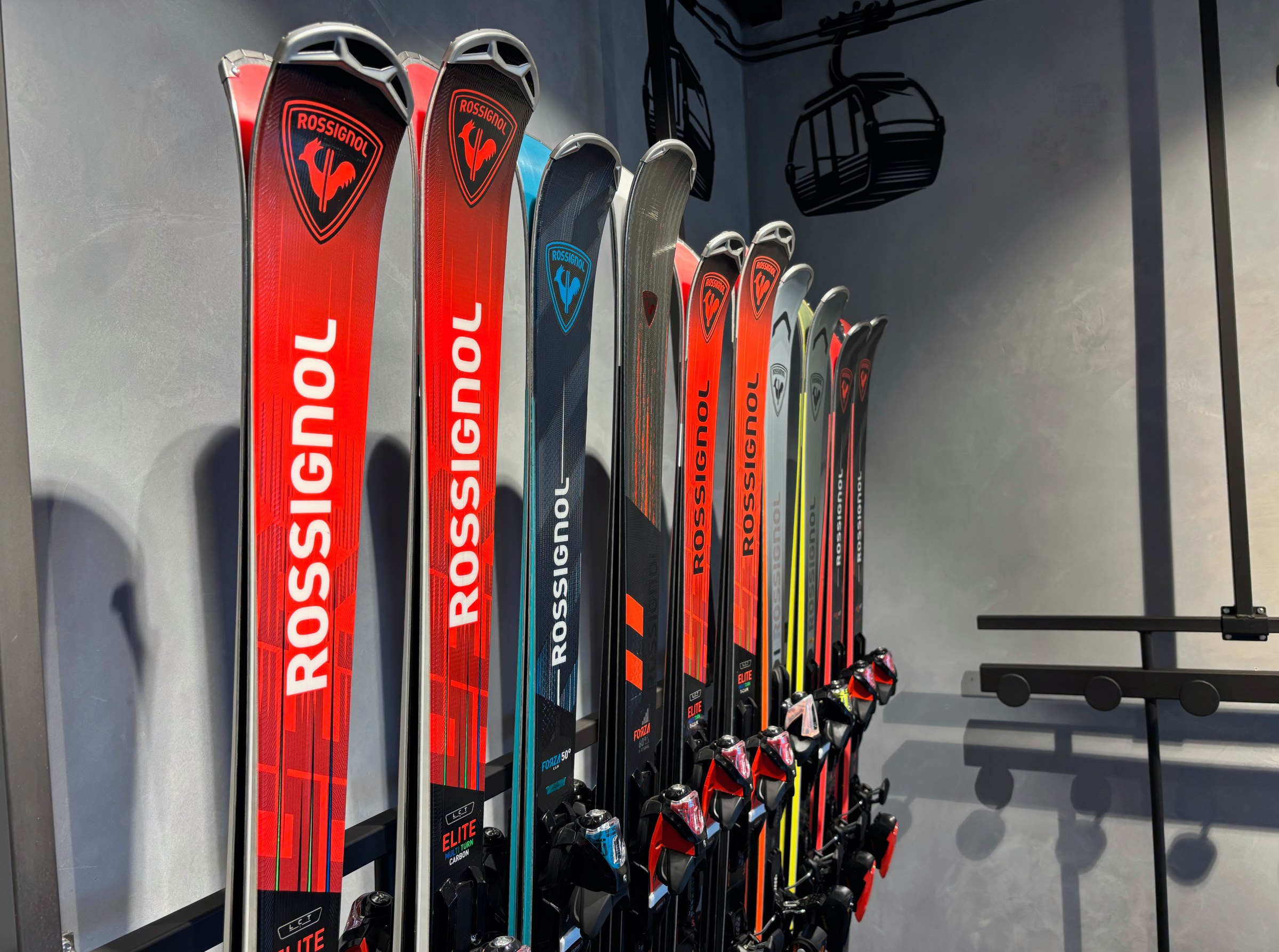 Rossignol-ski's aan de wand bij Boreas Sports
