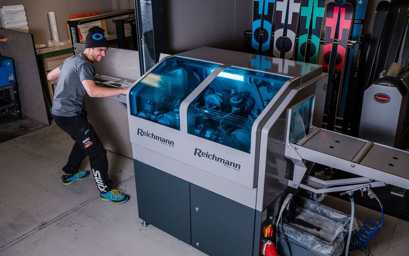 Ski-servicemonteur aan een Reichmann-kantenslijpmachine