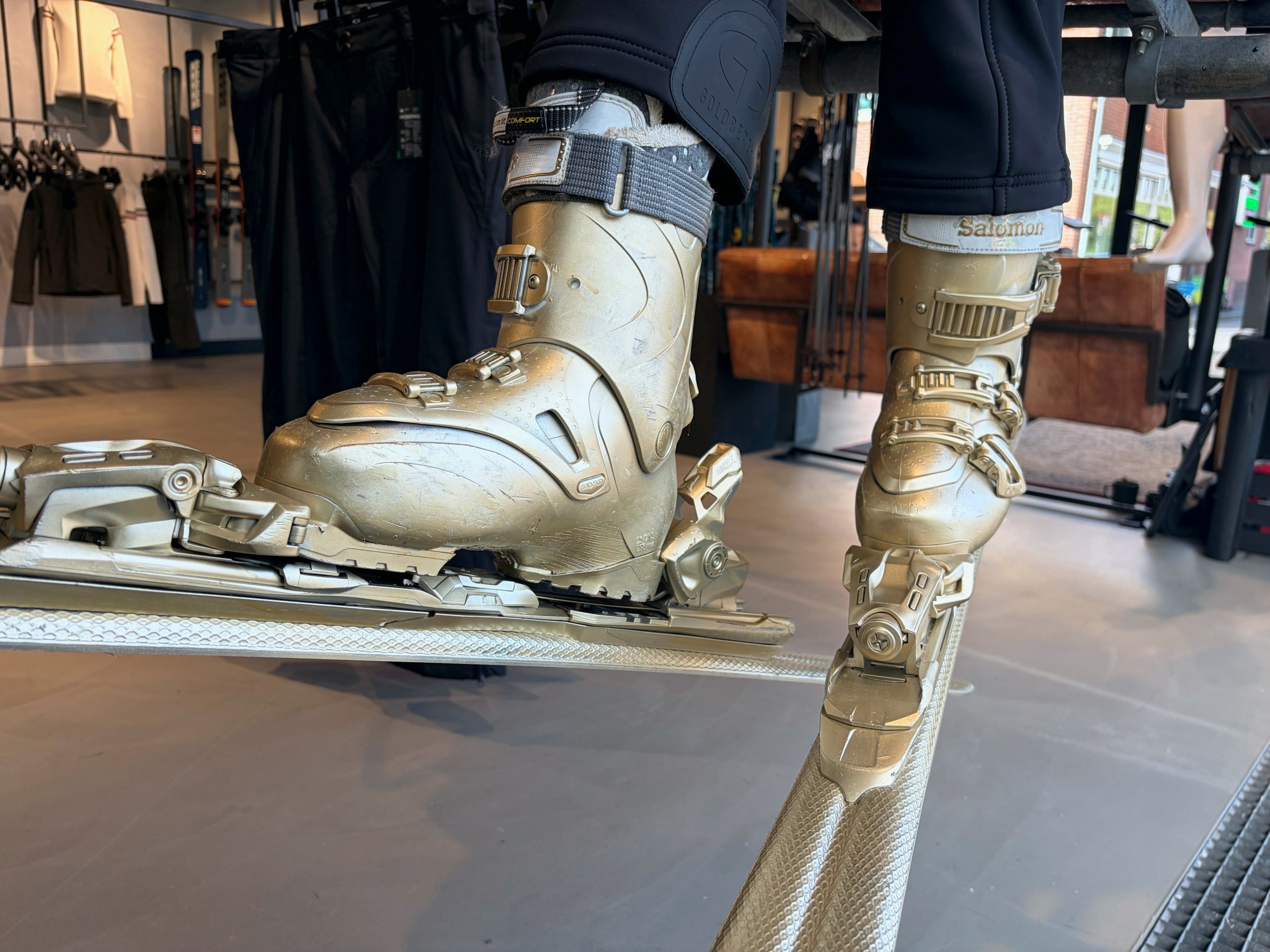Gouden skischoenen in de etalage