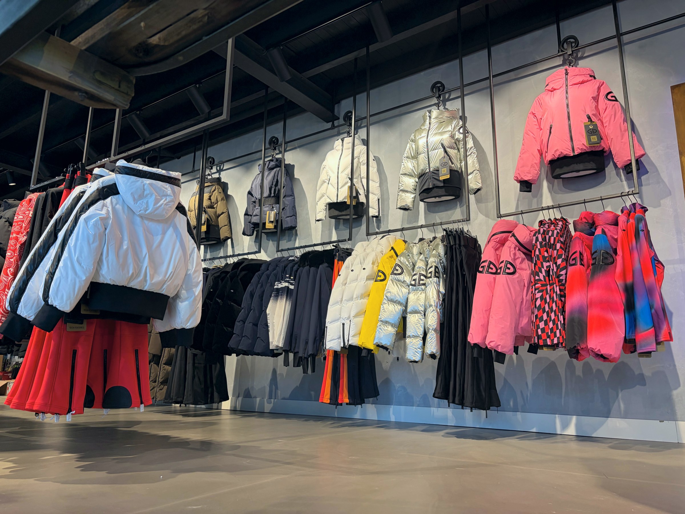 Kledingwand met skijassen in de winkel van Boreas Sports