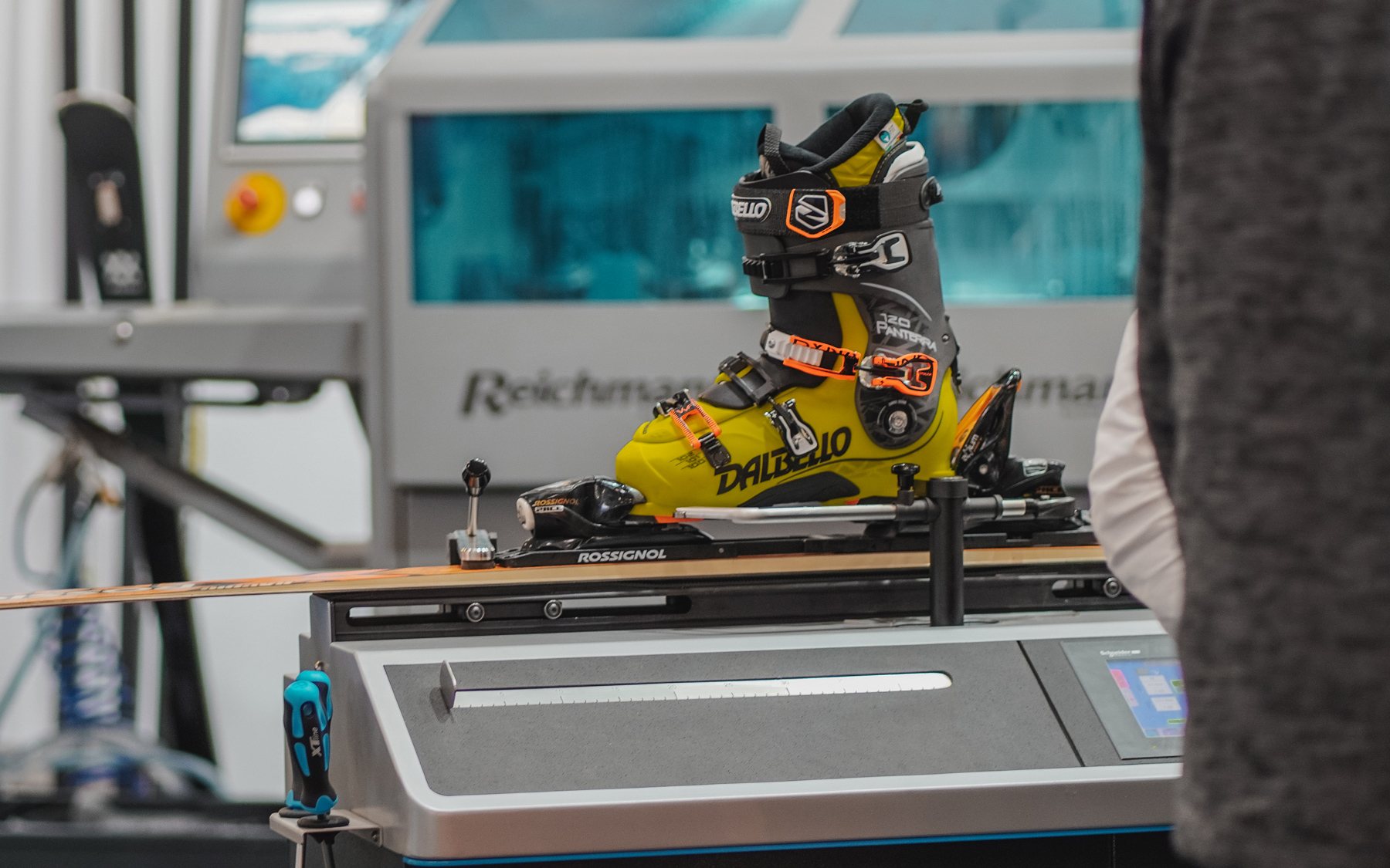 Skischoen in een binding op een Reichmann-afstelmachine