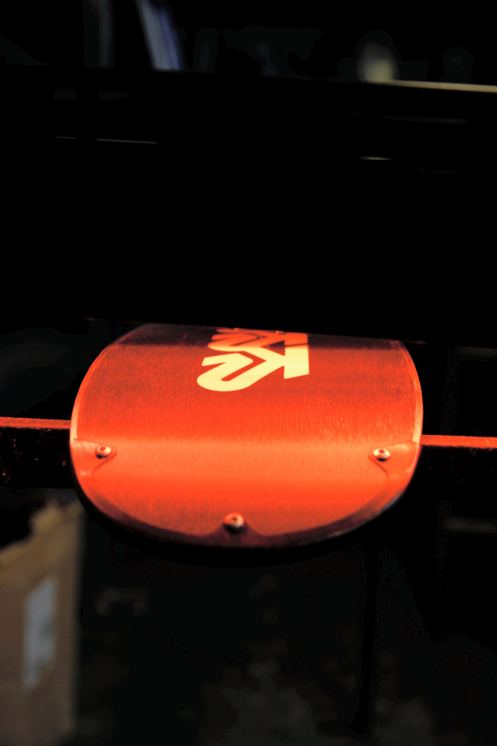 Ski onder de infraroodlamp van de waxmachine