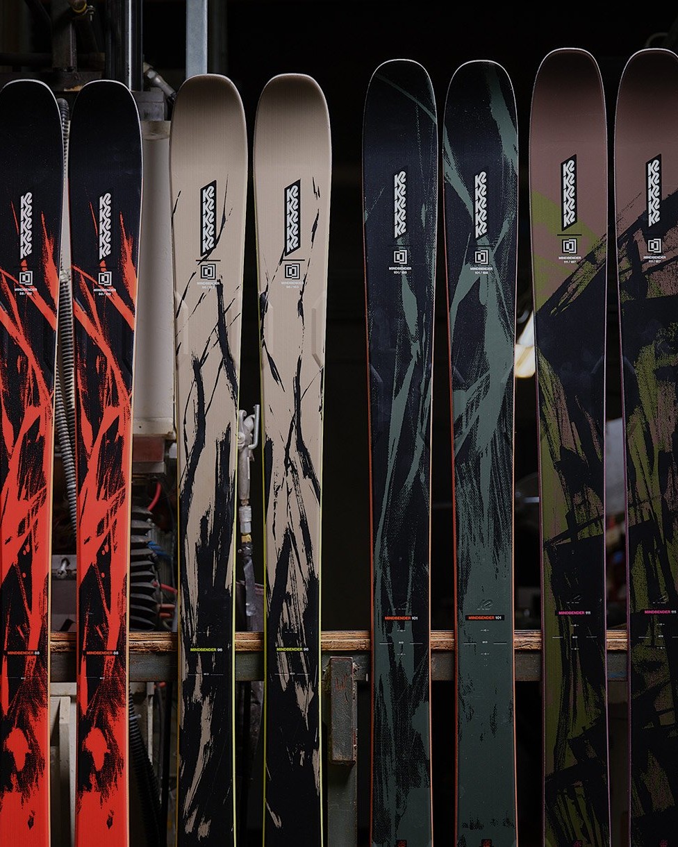 K2 Mindbender-ski's naast elkaar in de werkplaats