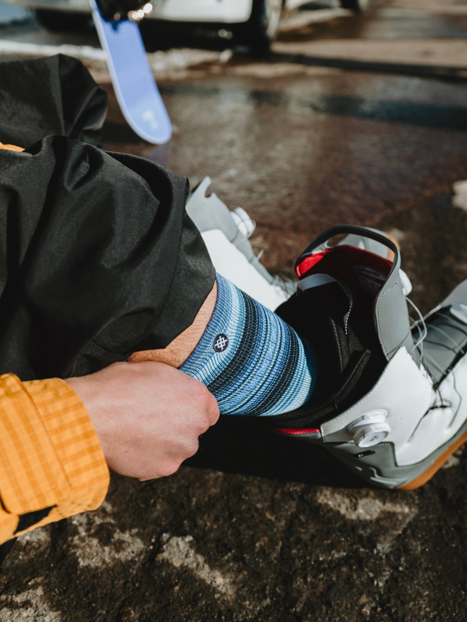 Stance-skisok wordt in een skischoen aangetrokken